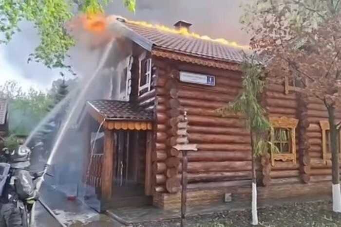 В московском банном комплексе «Банная усадьба» огонь охватил семь бань на территории в 1500 квадратных метров
