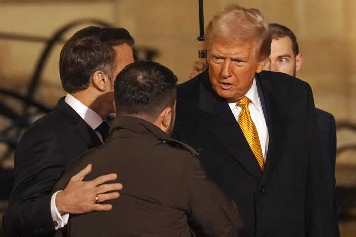 Специалисты чтения по губам утверждают, что Трамп сказал Макрону не вмешиваться во встречу с Зеленским
