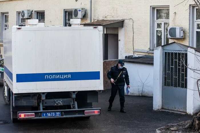 Автобус с заключёнными без наручников — массовый побег в Химках под угрозой безопасности