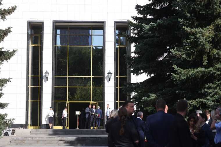 Руководители ведомств приехали попрощаться с экс-министром транспорта Романом Старовойтом
