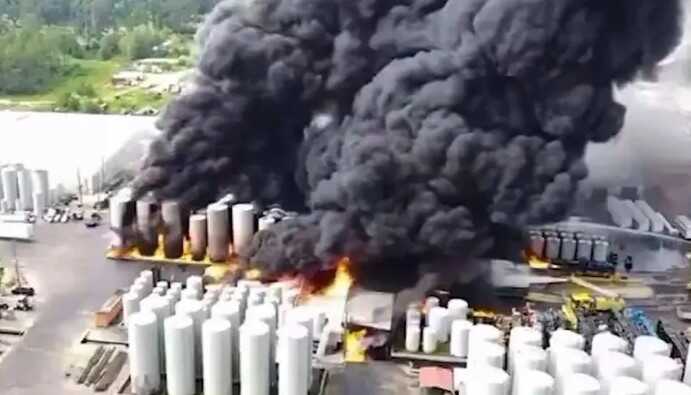 Серия взрывов и пожар на нефтеперерабатывающем заводе в Луизиане вынудили власти эвакуировать город